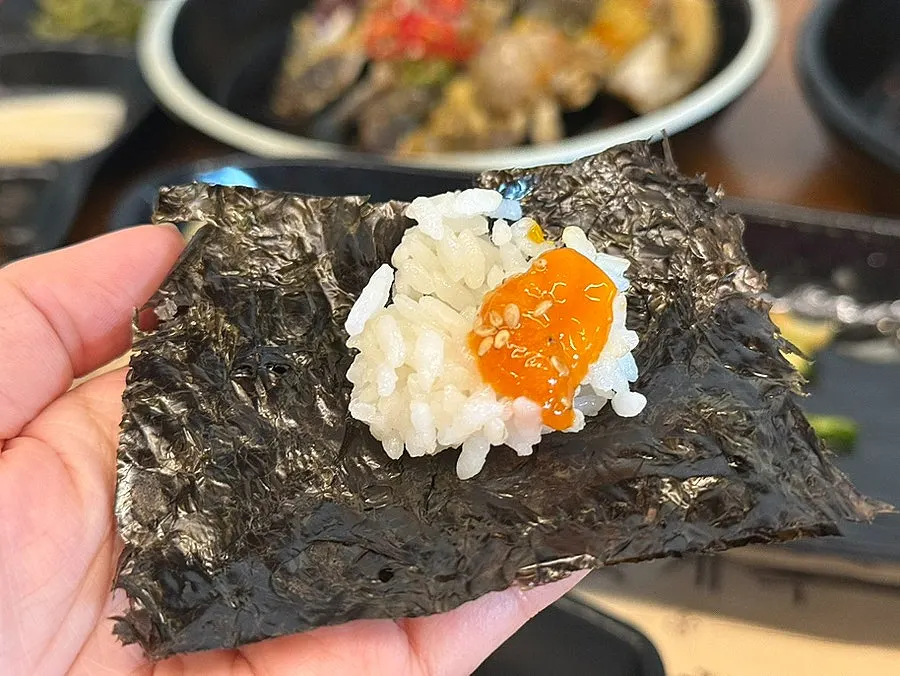 Mixing rice into the soy crab shell