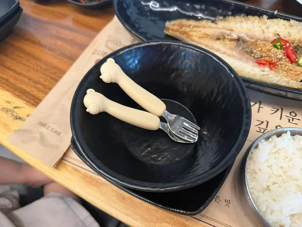 Kkotgeok's neatly arranged basic side dishes