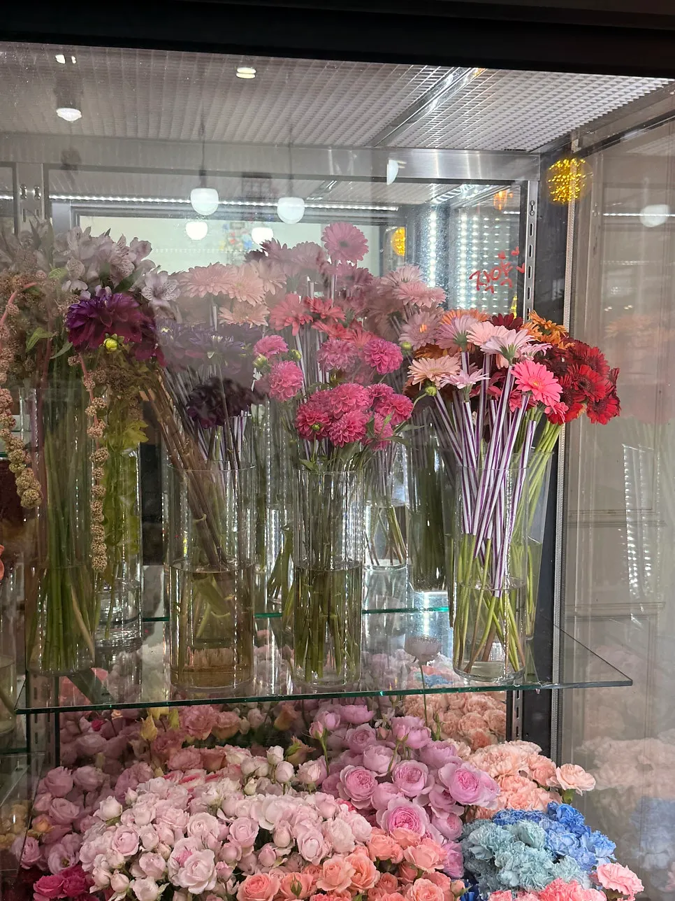 花の冷蔵庫に入った旬の花々