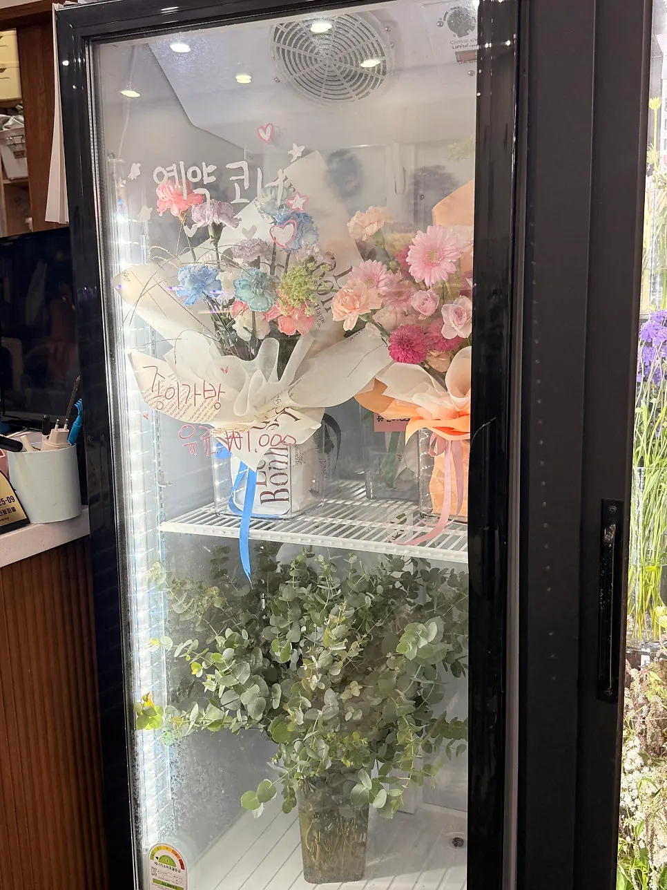 色別に整理された花の冷蔵庫の内部