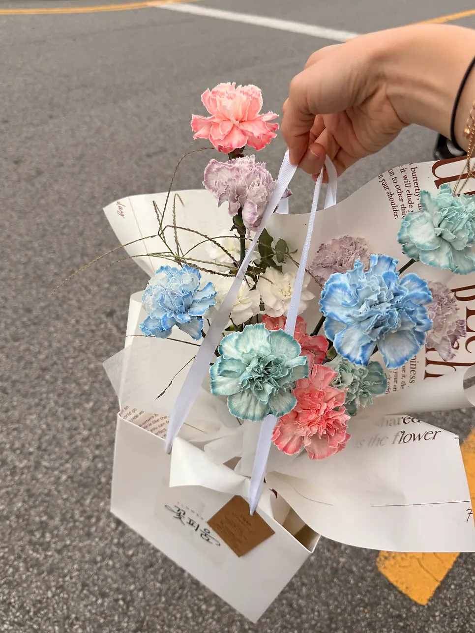 パステルトーンで彩り豊かなカーネーションの花束