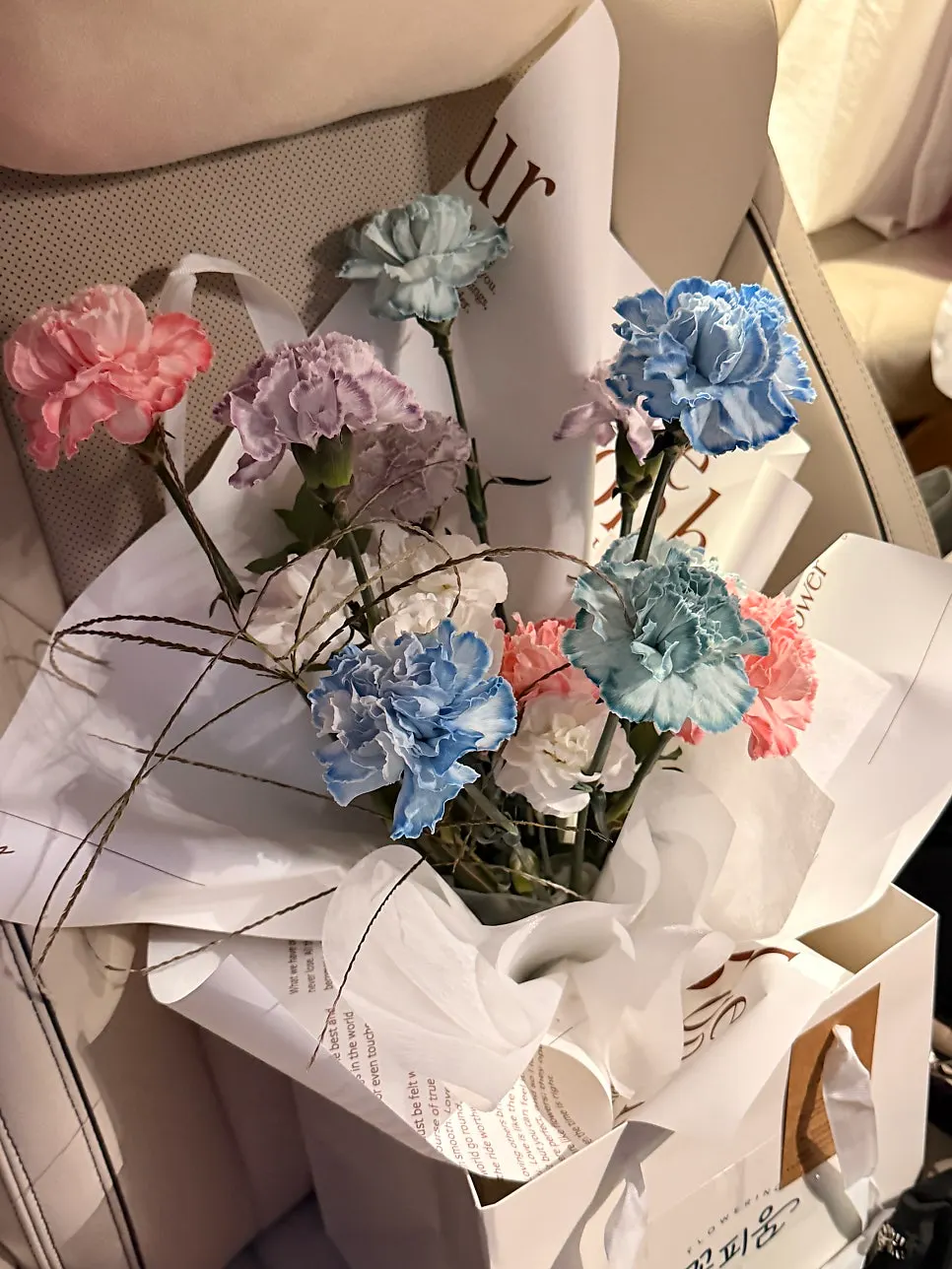 車に積んだ秋夕の贈り物の花束