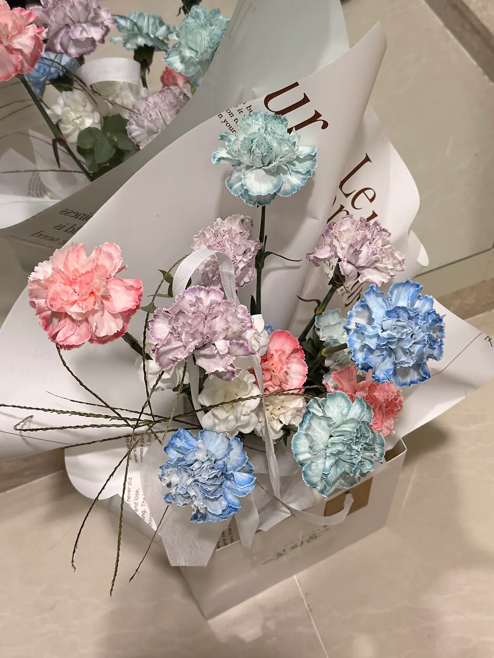 家に置いた色違いのカーネーションの花束