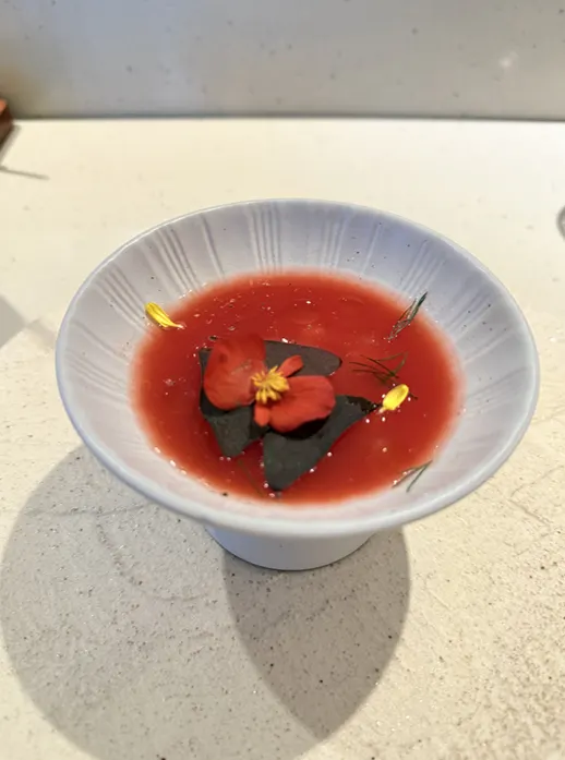 식용 꽃을 올린 수박 가스파초