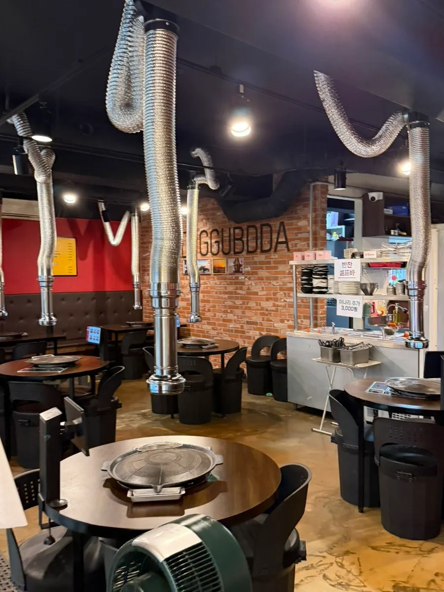 Round tables and window seating inside Ggupdda