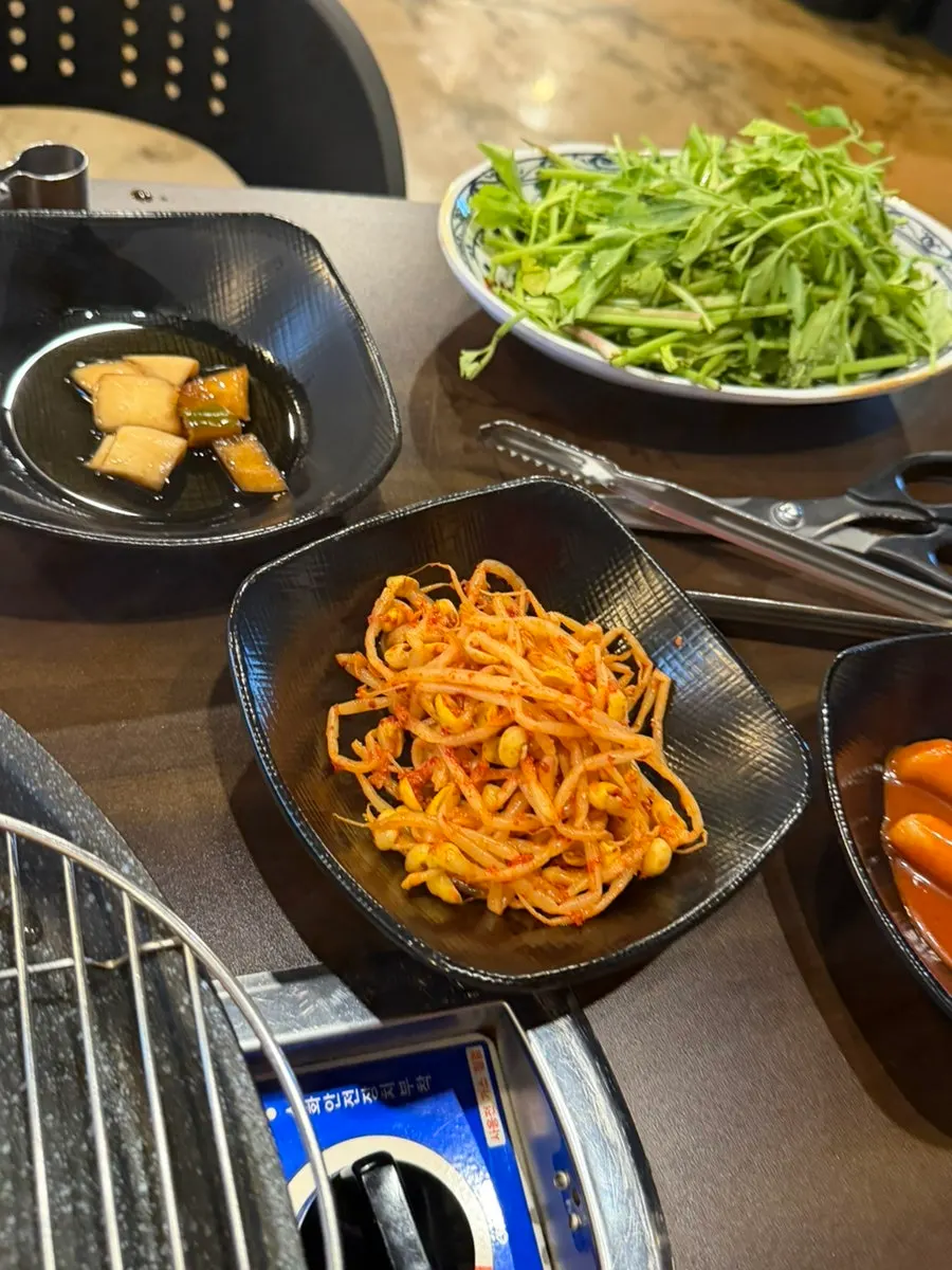 Lettuce wraps, pickled onions, and bean sprouts side dishes