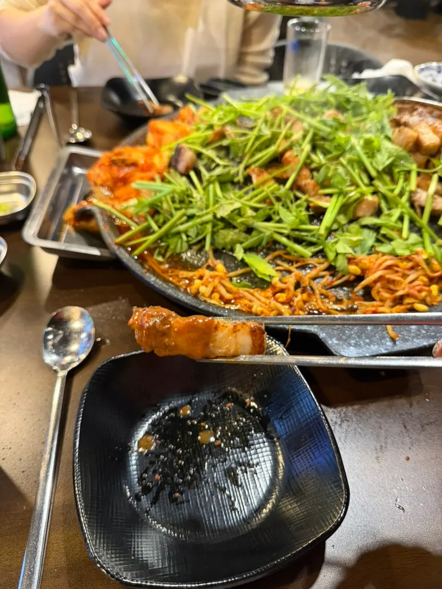 Pork belly sizzling with bean sprouts and kimchi