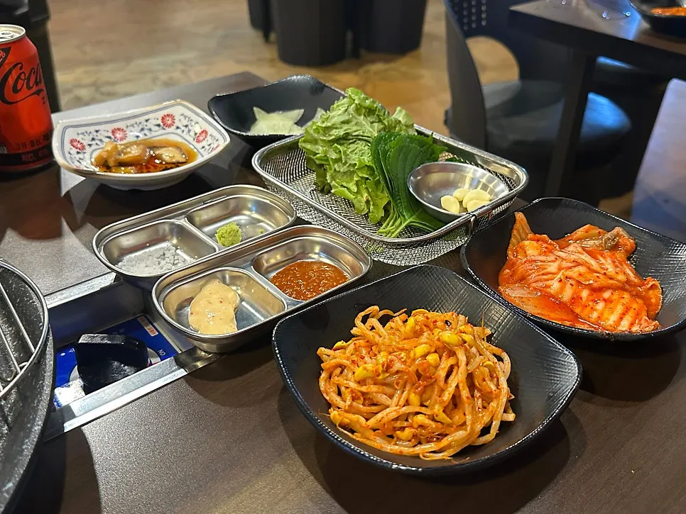 쌈 채소와 소스가 깔린 기본 상차림