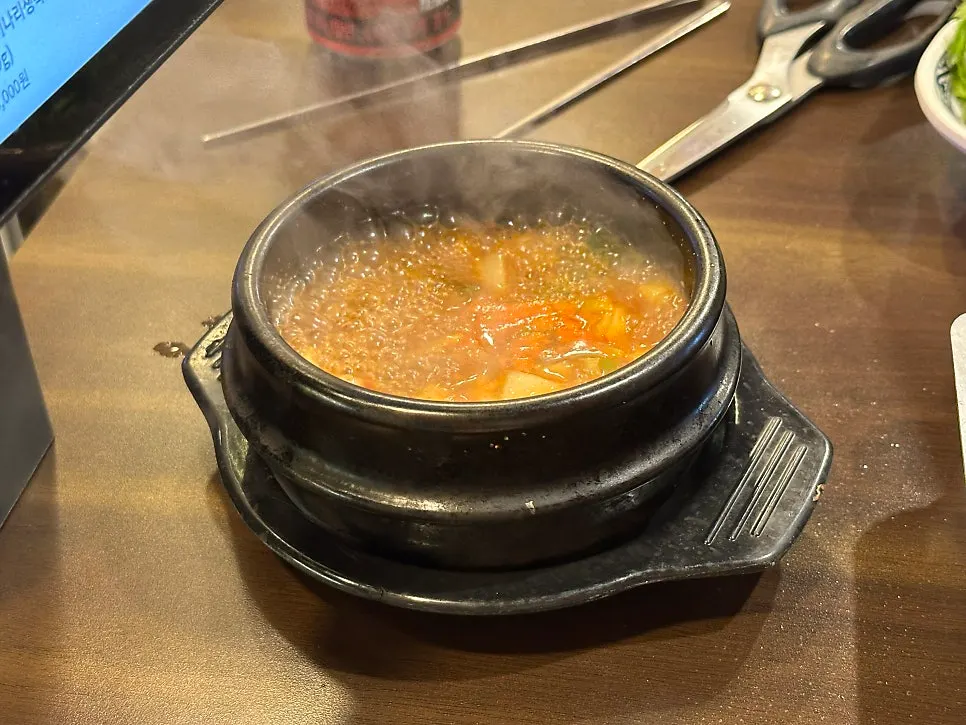 넉넉하게 담겨 나온 미나리 한 접시