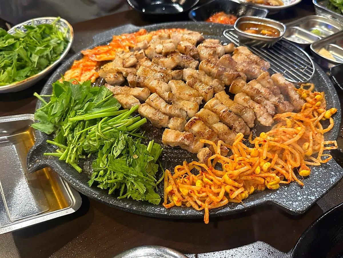 불판에 올린 미나리삼겹살과 항정살 한판