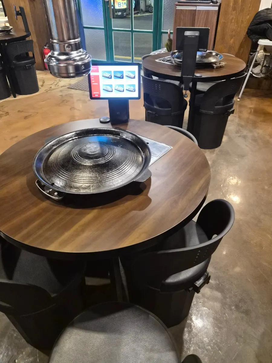 Tables and seating inside Ggupdda