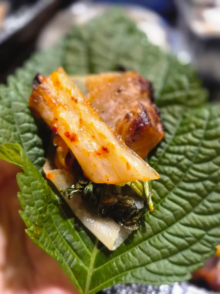 Jowl meat eaten together with kimchi and minari