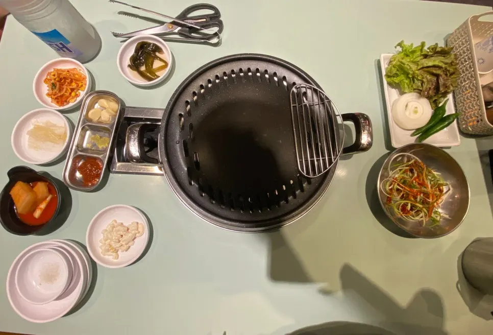 한우 주문 후 차려진 기본찬 상차림