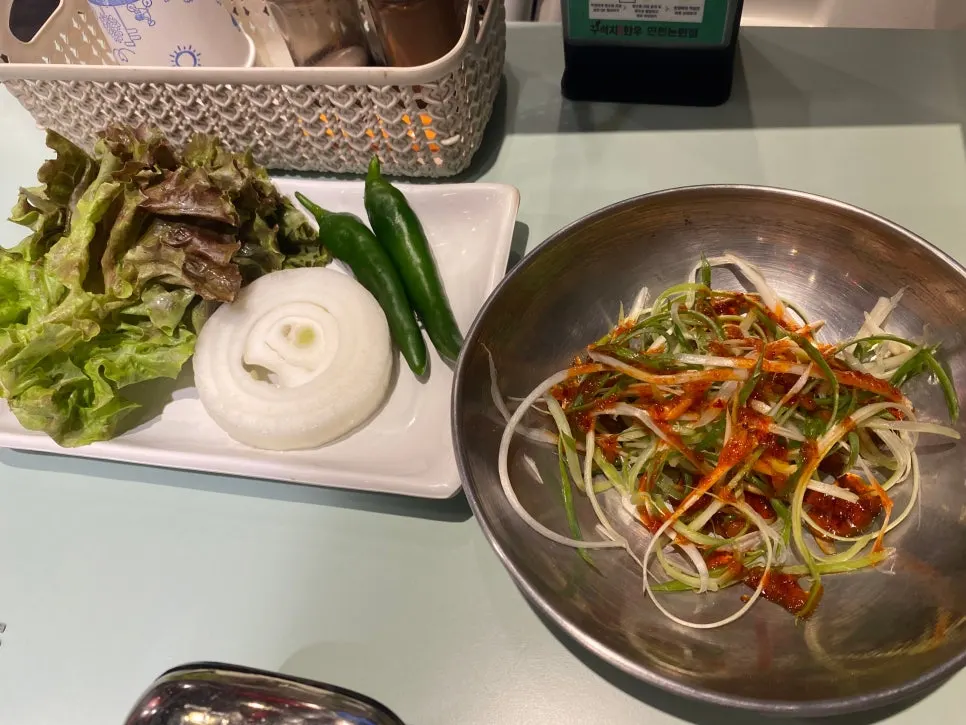 파채와 깍두기 등 기본 반찬 접시
