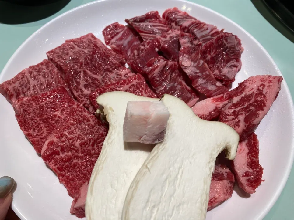 접시에 담겨 나온 한우 안창살 갈비살 살치살