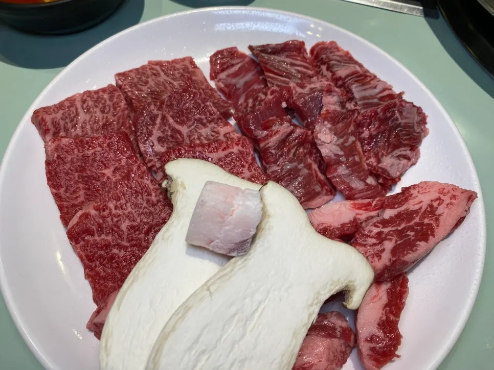 버섯 위에 비계가 올려진 한우 모듬 접시