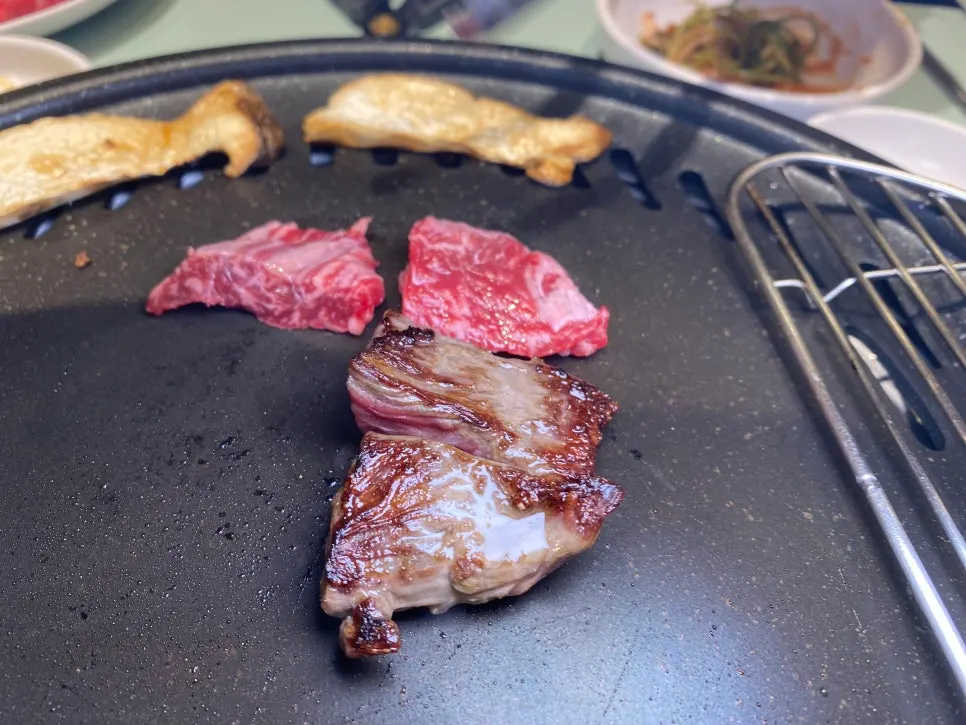 근섬유가 뚜렷한 한우 안창살 구이