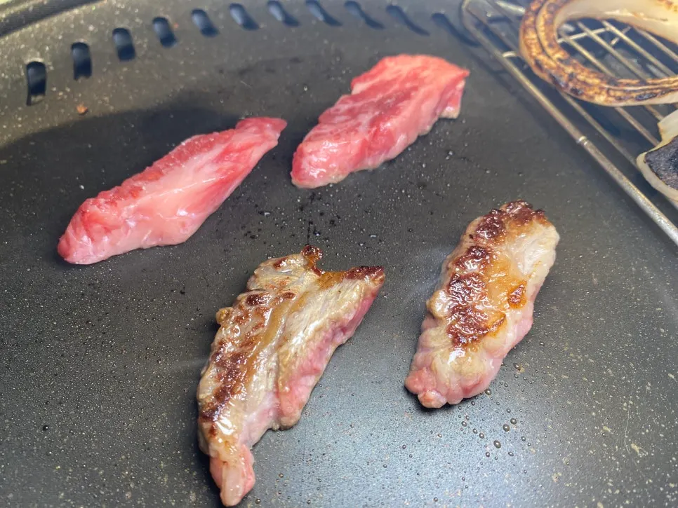 돌판에 구운 한우 갈비살