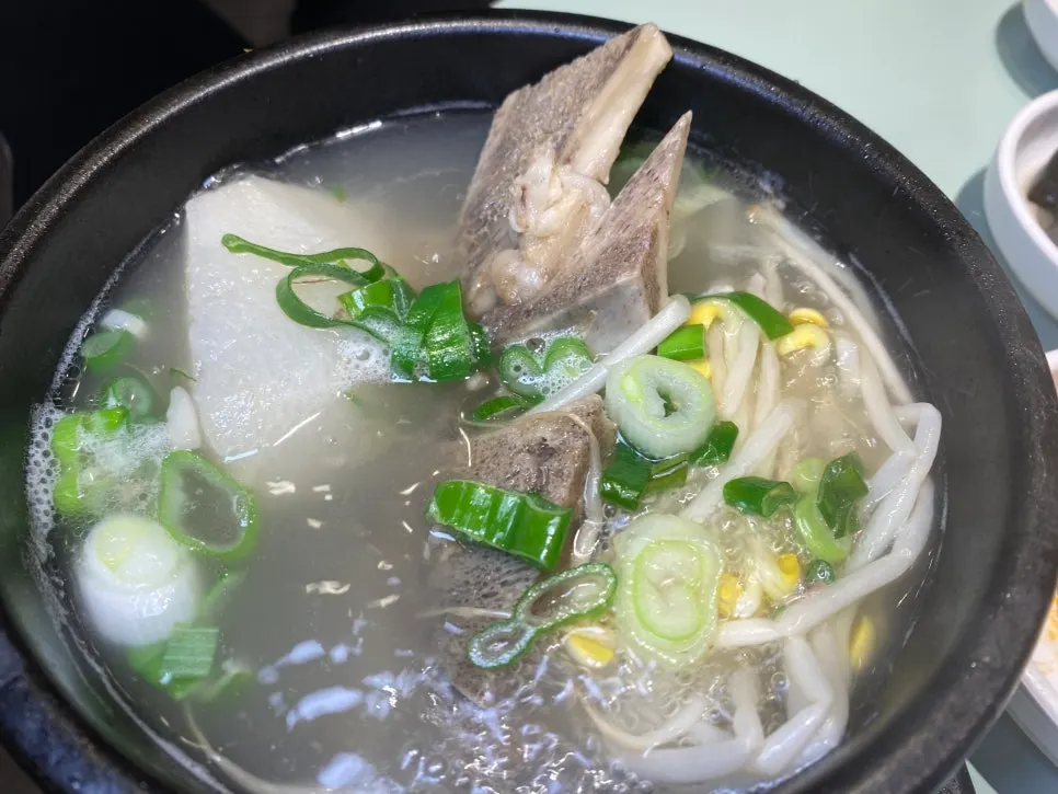 뚝배기에 담겨 나온 한우통뼛국