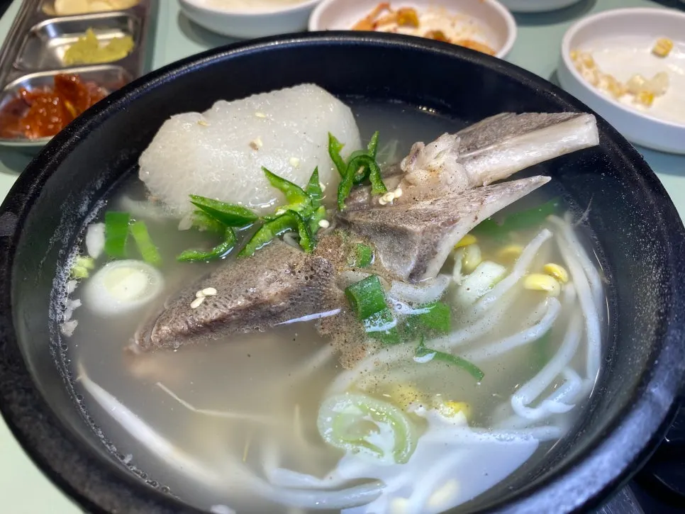 소금과 후추, 매운고추를 넣은 한우통뼛국