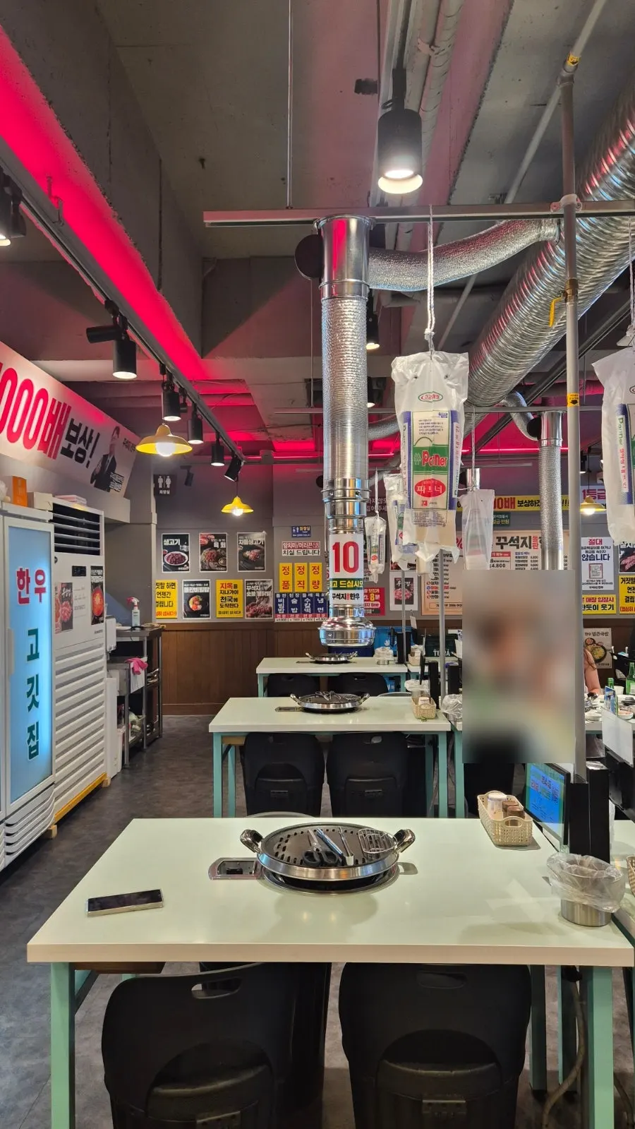 꾸석지돌판한우 인천논현점 홀 내부 모습