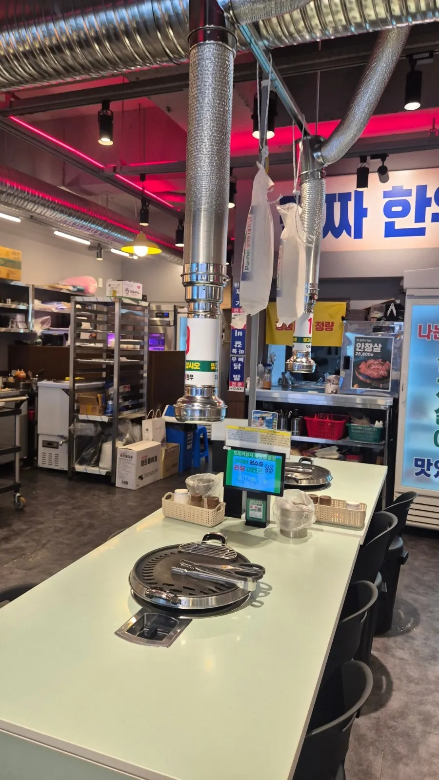 꾸석지돌판한우 매장 내부 장식