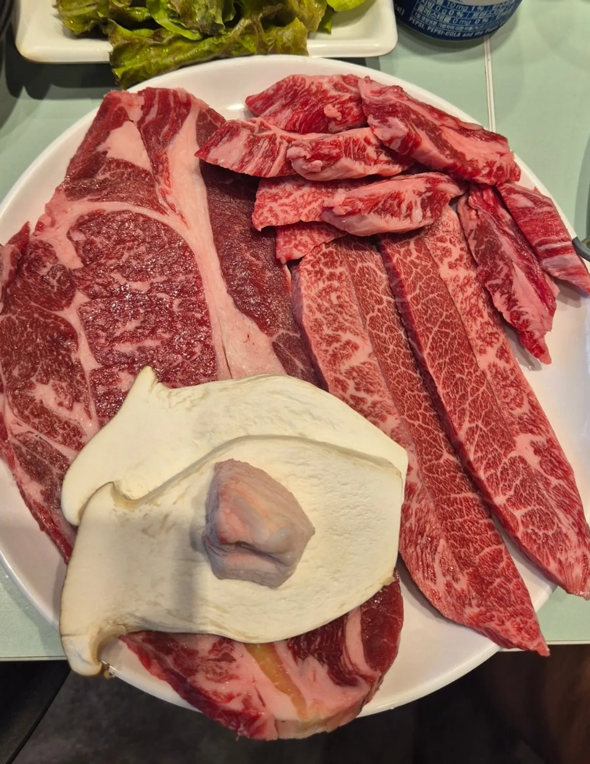 돌판과 함께 차려진 기본 상차림