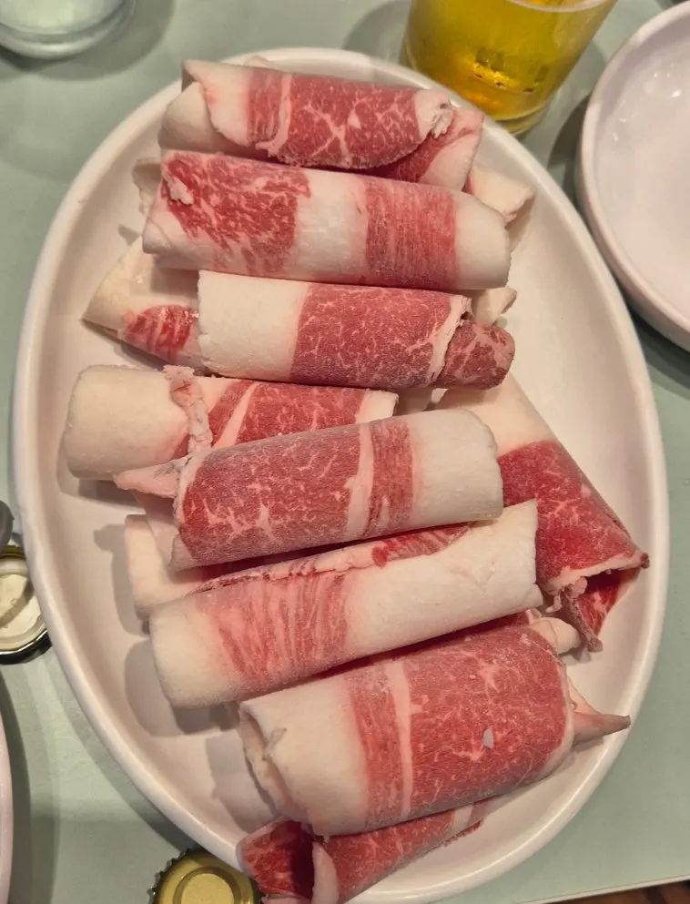 기본찬과 파채가 놓인 테이블