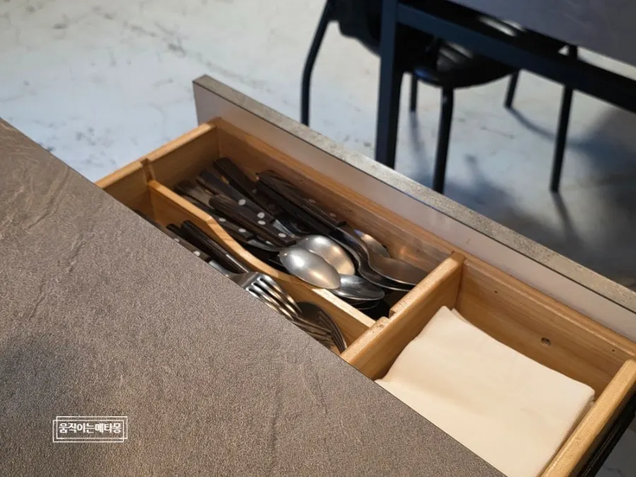 깔끔하게 정리된 수저와 집기