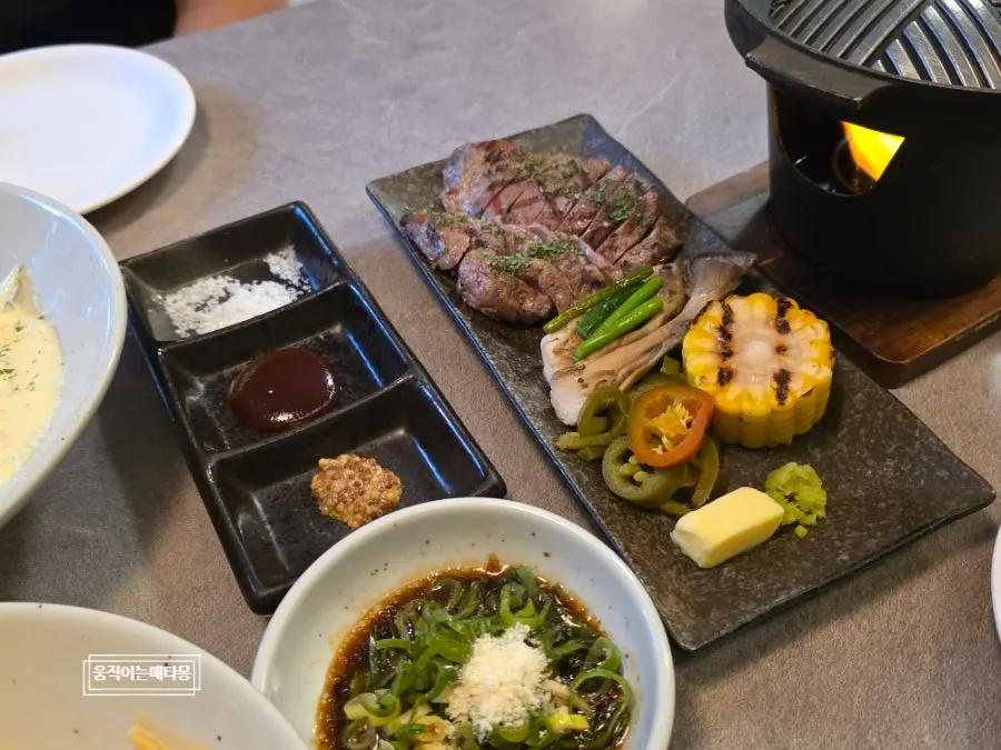 테이블에 차려진 꾸우덕 한상세트