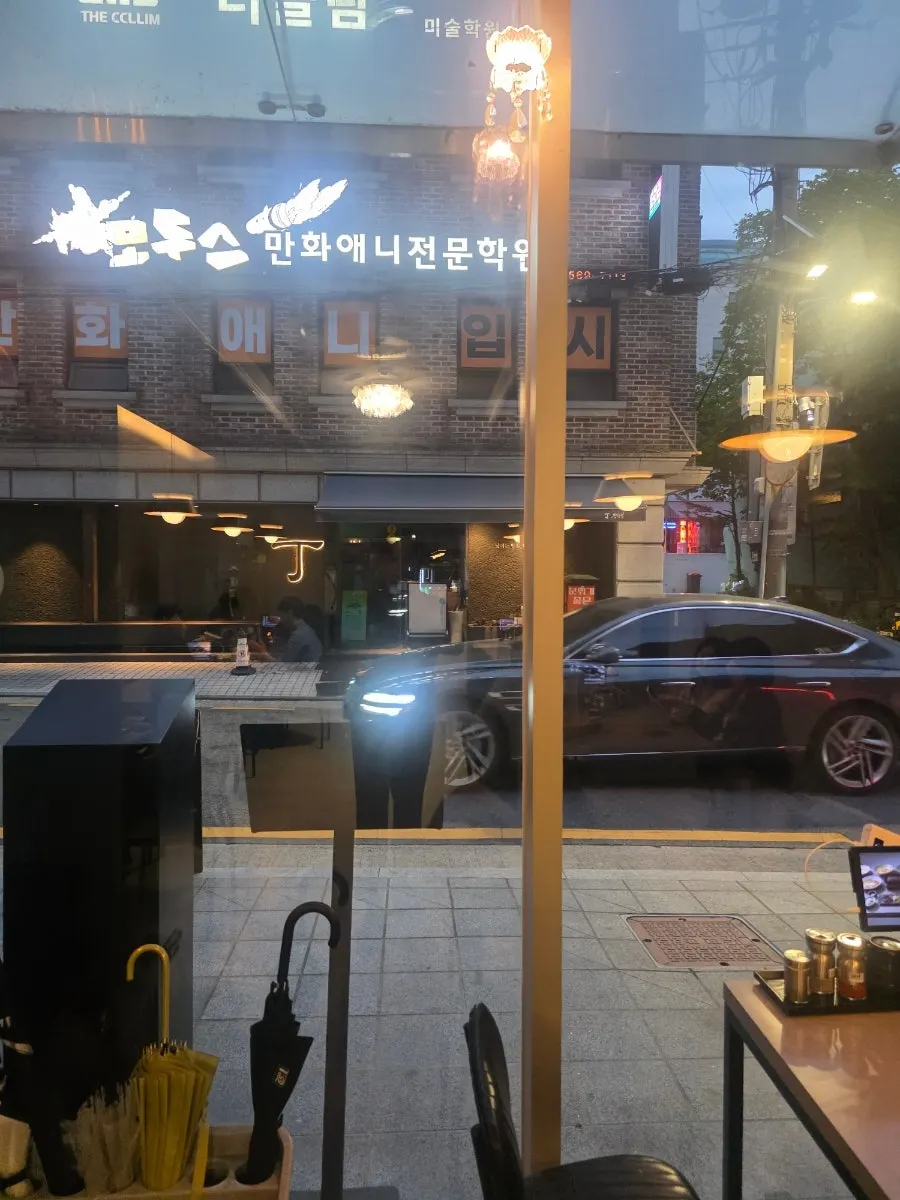 모던한 무드의 꾸우덕 선릉 본점 홀 좌석