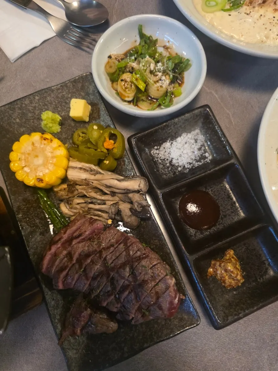 테이블에 세팅된 미니 개인 화로