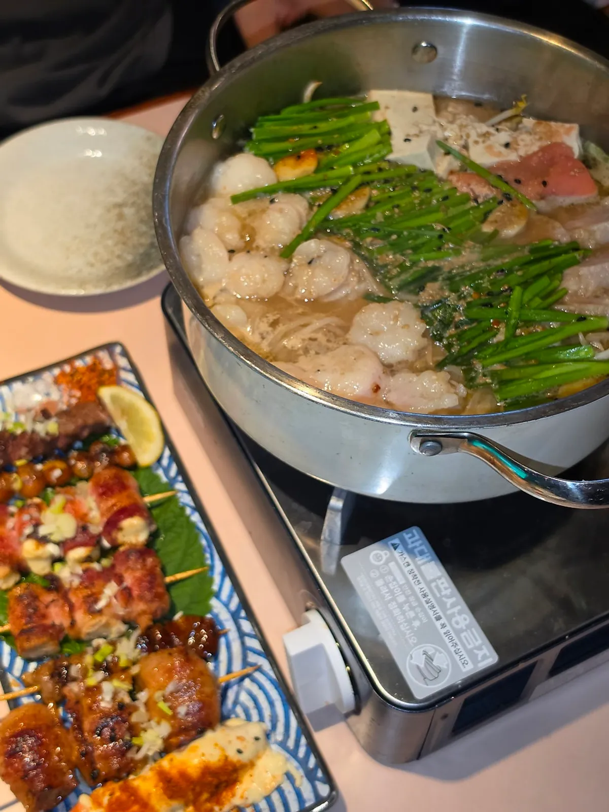 Motsunabe and drinks table at Gobusi Nonhyeon Branch
