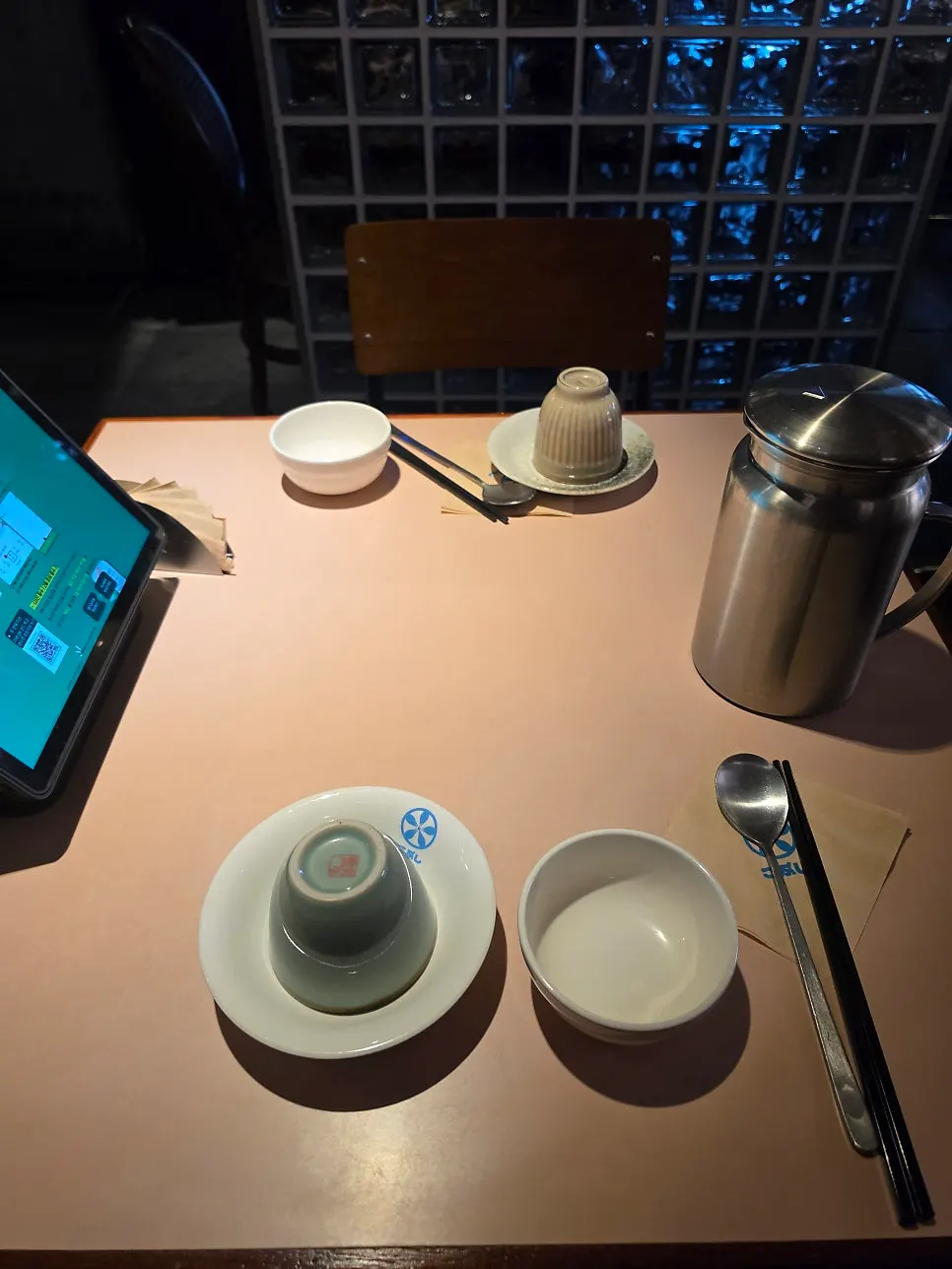Table setting at Gobusi Nonhyeon Branch