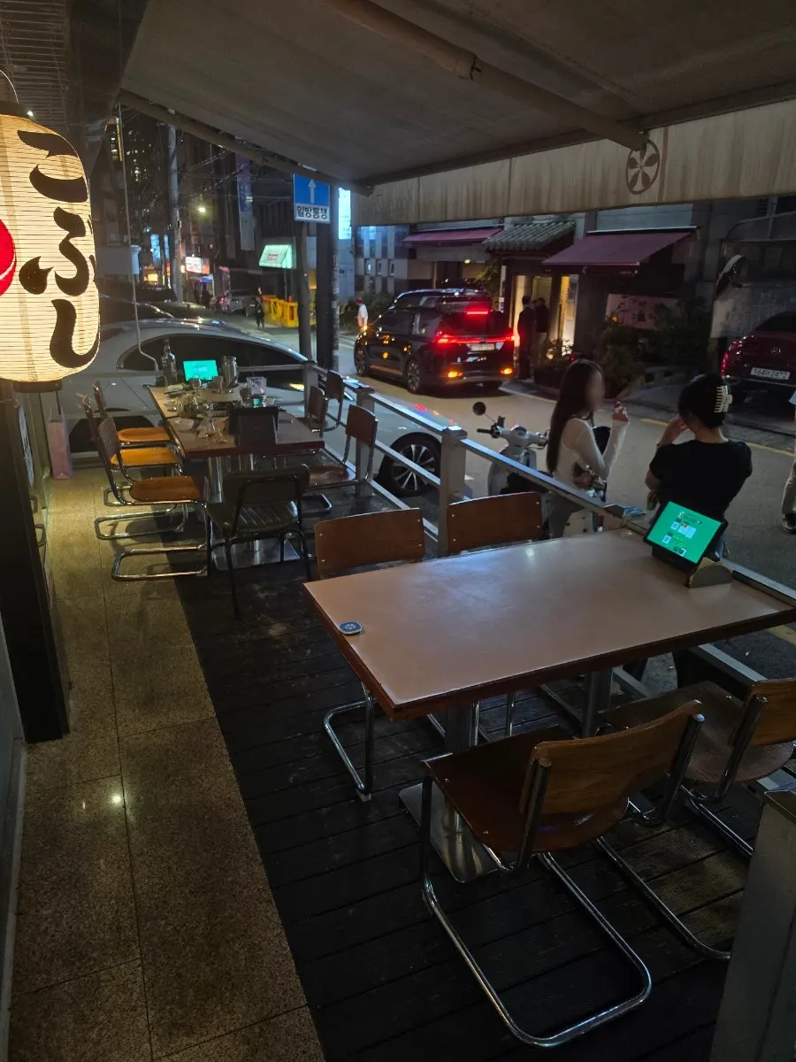 야장 감성의 야외 테이블
