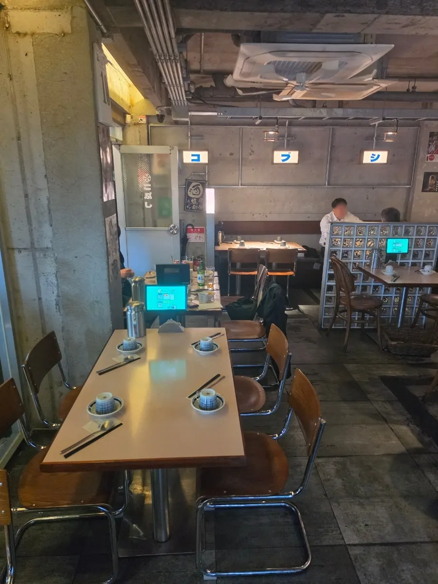 이자카야 내부 조명과 인테리어