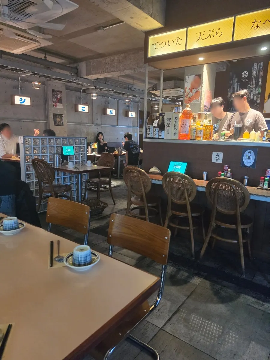 안쪽 구석 2인 테이블 자리