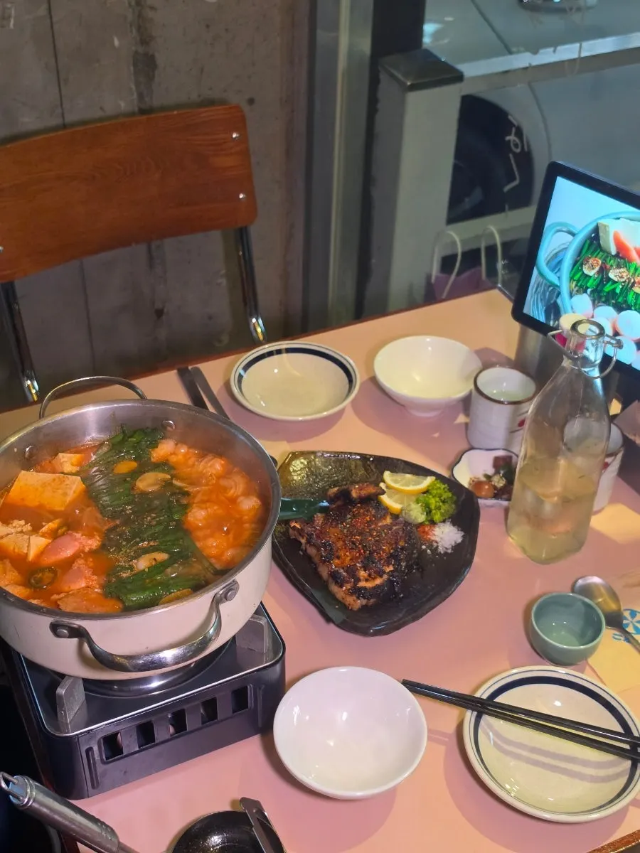 메추리 장조림과 술이 함께 놓인 한상차림