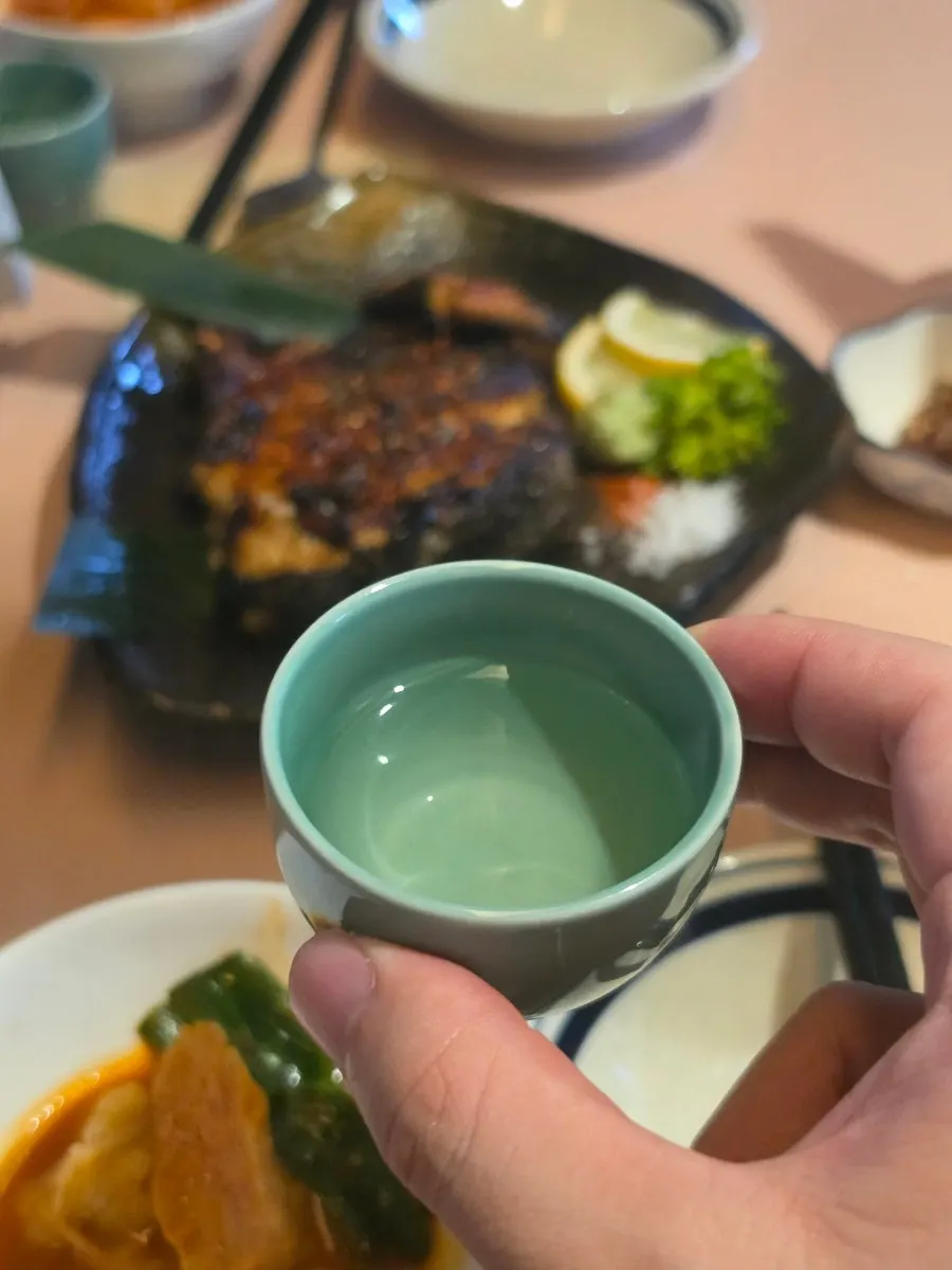 잔에 따른 달달한 일본술