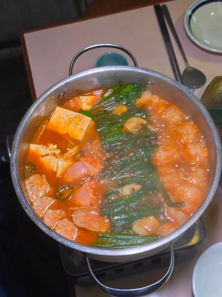 직원이 끓여주는 모츠나베 냄비