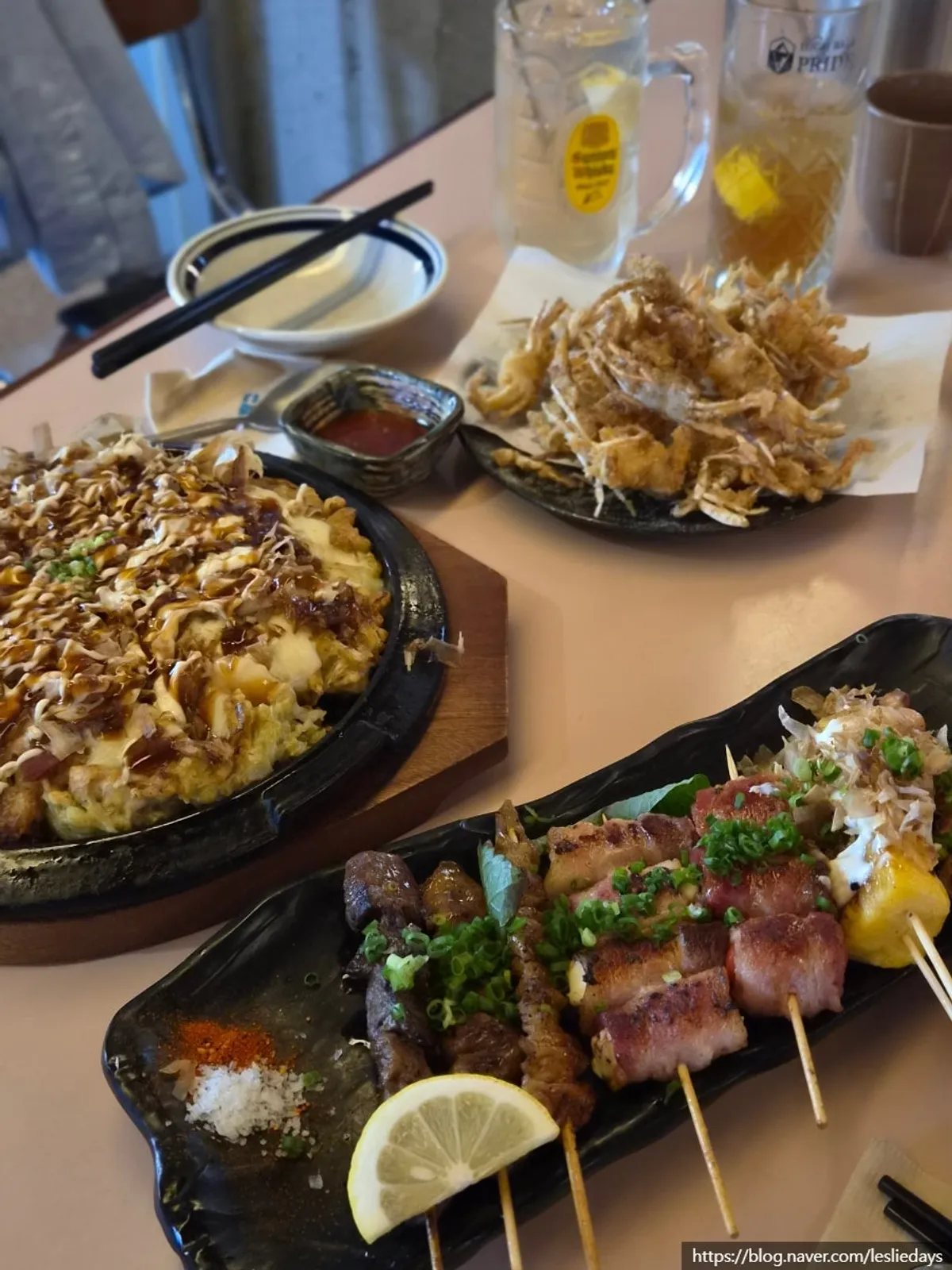 치즈 오코노미야끼와 모듬꼬치 상차림