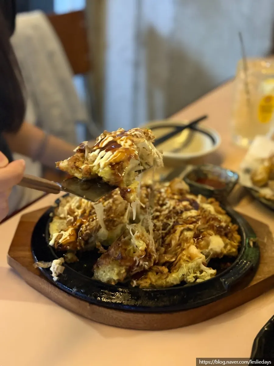 안주를 덜어 먹는 모습