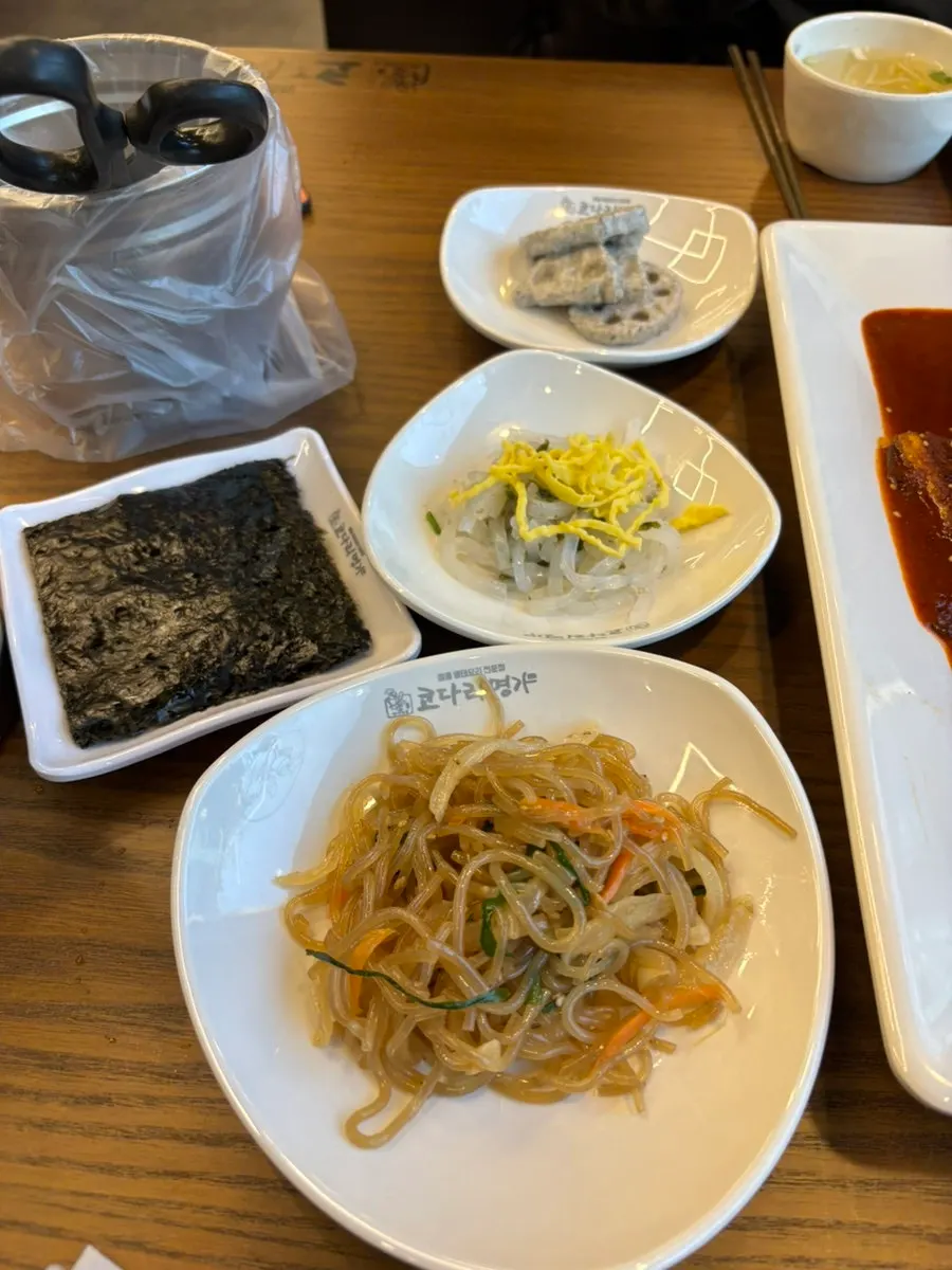 サラダやチャプチェなど基本の常備菜の膳立て