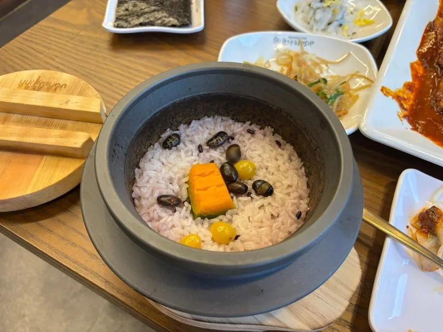 Freshly made nutrient stone-pot rice