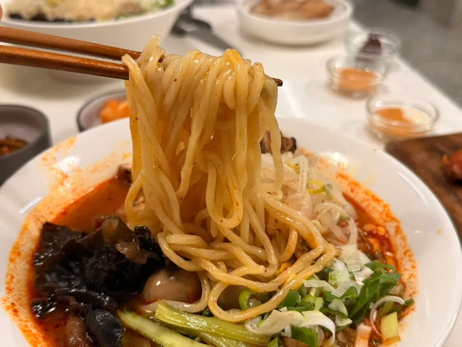 Comparison of two ramen bowls with identical toppings