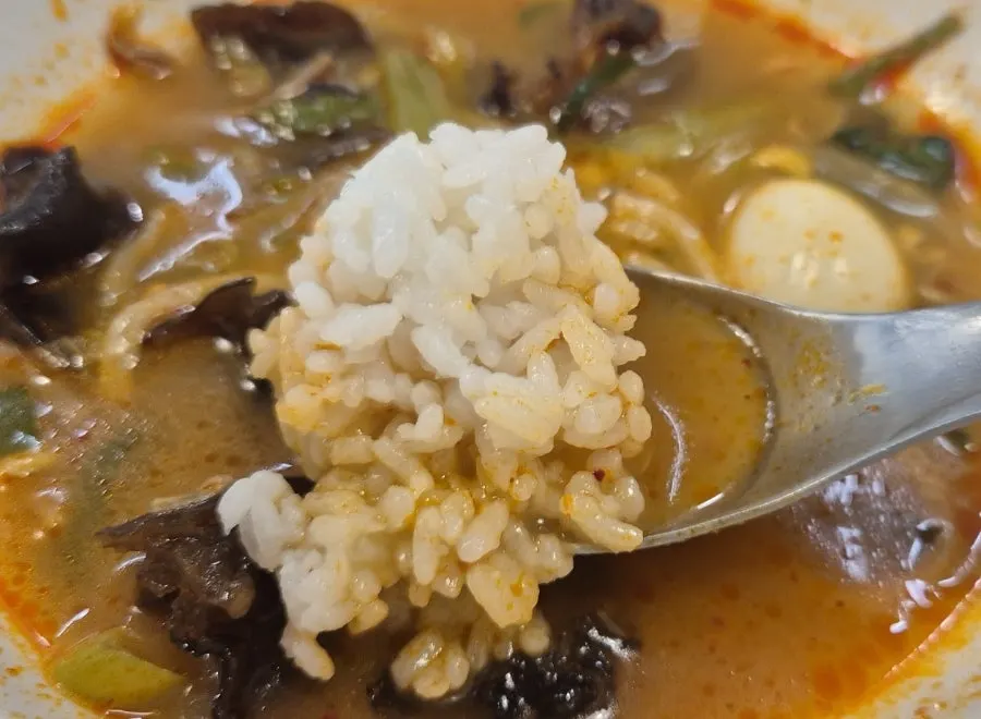 Ramen broth turned red after adding chili paste