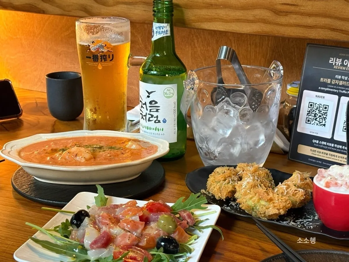 코마 연남 바 자리에 차려진 안주 세 가지