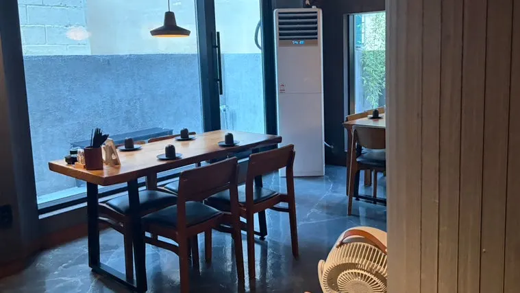 간격이 넓게 배치된 코마 연남 테이블석