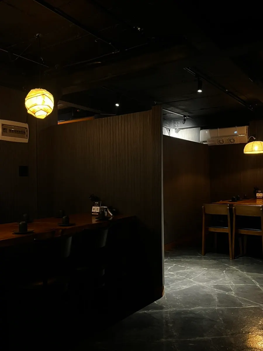 Spacious inner hall and lighting at Koma Yeonnam