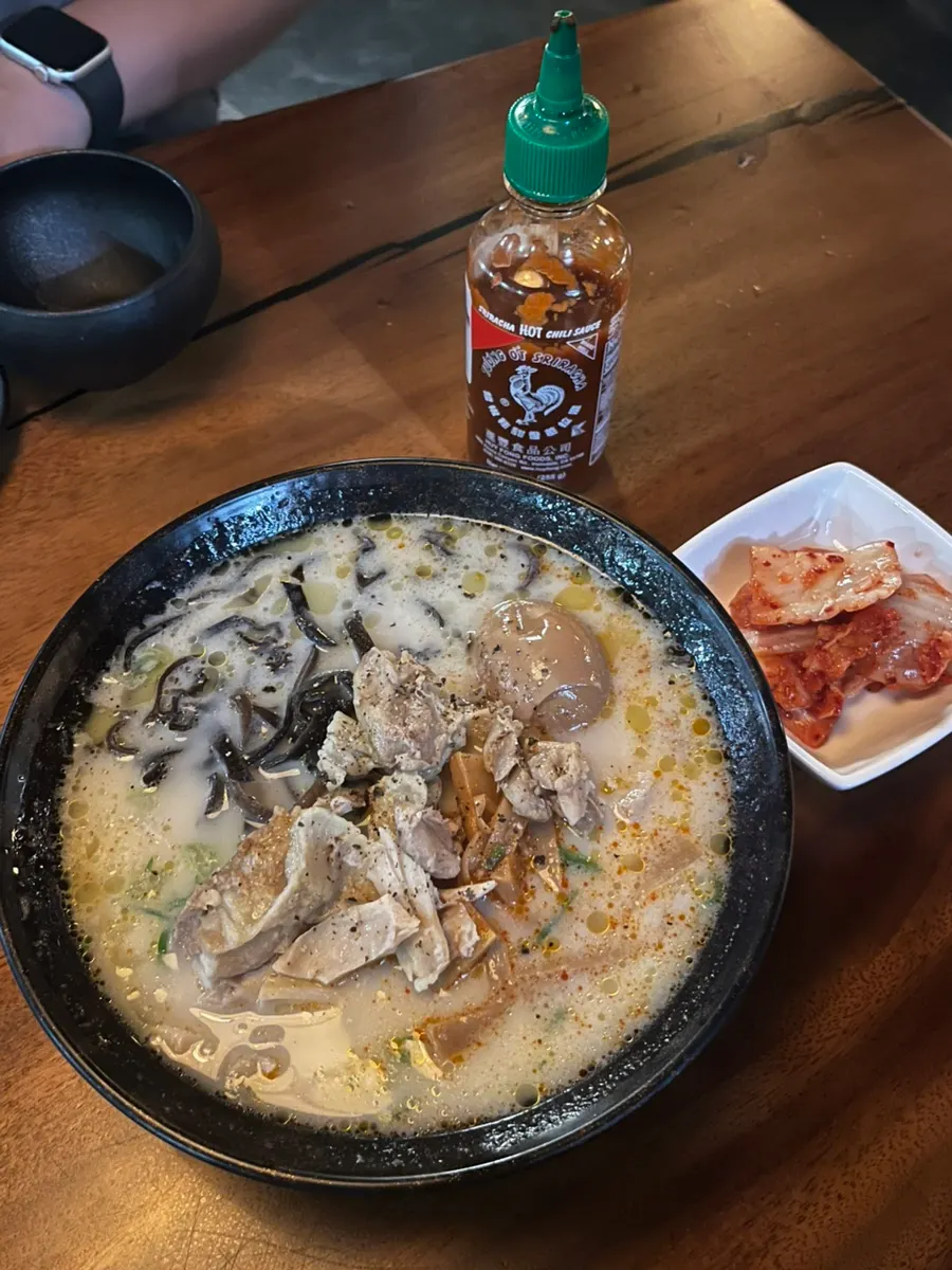 A bowl of Koma Yeonnam's tori paitan